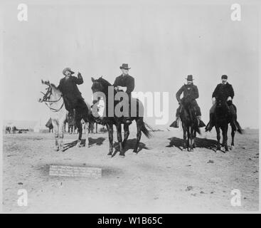 Brig. General Nelson A. Meilen und Buffalo Bill anzeigen feindlichen Indian Camp in der Nähe von Pine Ridge, South Dakota. Durch Grabill, 16. Januar 1891 Stockfoto