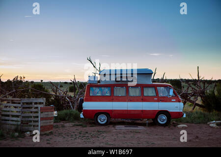 Dodge 100 vintage Camper Hochdach Alternative umweltfreundliche Campingplatz Glamping" das Nest" in Williams, Arizona, USA, in der Nähe des Grand Canyon Stockfoto