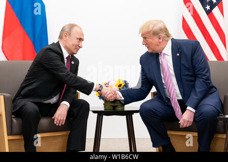 Osaka, Japan. 28 Juni, 2019. Präsident Donald J. Trumpf schüttelt Hände mit dem Präsidenten der Russischen Föderation Wladimir Putin während eines bilateralen Treffens Freitag, Juni 28, 2019, auf dem G20-Gipfel in Osaka, Japan. Personen: Präsident Donald Trump, der Präsident der Russischen Föderation Wladimir Putin Credit: Stürme Media Group/Alamy leben Nachrichten Stockfoto