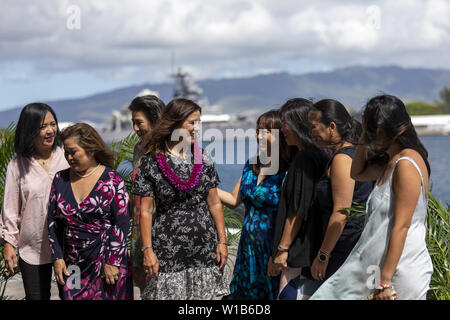 Honolulu, Vereinigte Staaten von Amerika. 29 Juni, 2019. Zweite Frau Karen Pence grüßt Militär Ehepartner bei einem Besuch in Joint Base Pearl Harbor-Hickam Samstag, Juni 29, 2019 in Honolulu, Hawaii. Personen: zweite Frau Karen Pence Credit: Stürme Media Group/Alamy leben Nachrichten Stockfoto