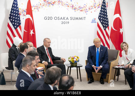 Osaka, Japan. 29 Juni, 2019. Präsident Donald J. Trumpf beteiligt sich an eine bilaterale Sitzung mit den Präsidenten der Türkei, Recep Tayyip Erdogan am Samstag, 29. Juni 2019, auf dem G20-Gipfel in Osaka, Japan, Personen: Präsident Donald Trump, Präsidenten der Türkei, Recep Tayyip Erdogan Quelle: Stürme Media Group/Alamy leben Nachrichten Stockfoto