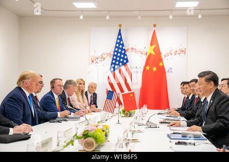 Osaka, Japan. 28 Juni, 2019. Präsident Donald J. Trumpf verbindet Präsident der China Xi Jinping in einer bilateralen Sitzung Samstag, Juni 29, 2019, auf dem G20-Gipfel in Osaka, Japan, Personen: Präsident Donald Trump, Präsident von China Xi Jinping Credit: Stürme Media Group/Alamy leben Nachrichten Stockfoto