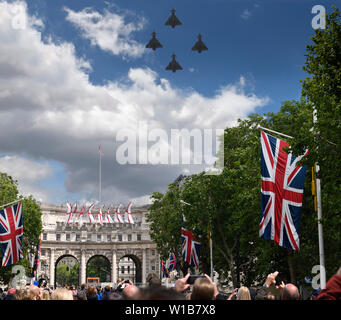 Vier Eurofighter Typhoon Kampfjets auf vorbeiflug über Admiralty Arch auf der Mall für die Farben Queen Elizabeth's 93. Geburtstag London England Stockfoto