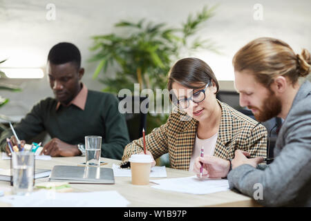 Multi-ethnischen Business Team zusammen arbeiten während der Sitzung im Büro Stockfoto