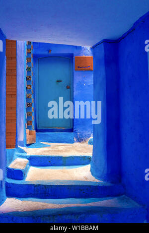 Chefchaouen, eine Stadt mit blau bemalten Häusern. Eine Stadt mit schmalen, schönen, blauen Straßen. Tanger, Marokko, Afrika Stockfoto
