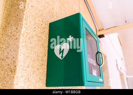 Valencia, Spanien - 24. Juni 2019: Öffentliche defibrillator Leben von Menschen Herzinfarkte zu speichern, im öffentlichen Raum platziert bei Notruf zu verwenden Stockfoto