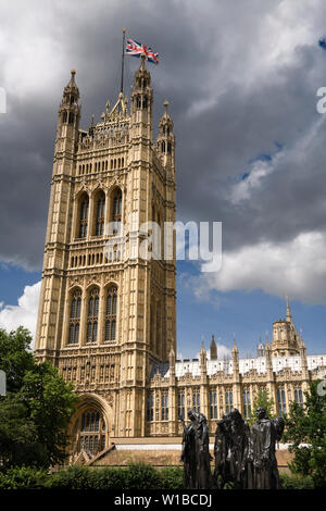 Der schwarze Stab Garden State Government Offices mit Victoria Tower im Palast von Westminster in London Vereinigtes Königreich mit Rodins Bürger von Calais bronze Stockfoto