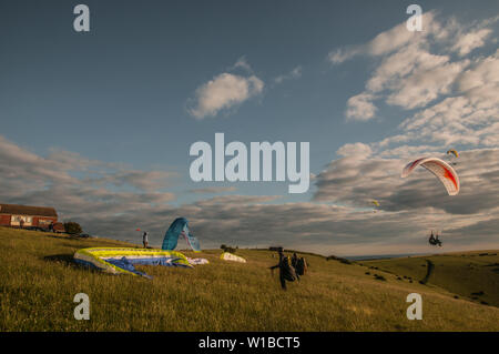 Devils Dyke, Brighton, East Sussex, Großbritannien..1. Juli 2019..Wind von der NNE bringt Gleitschirmflieger zum malerischen Ort im South Downs nördlich von Brighton. . Stockfoto