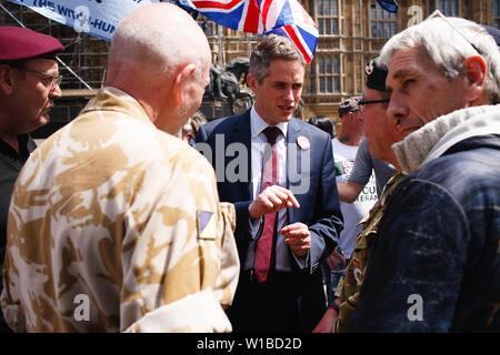 Großbritanniens ehemaliger Staatssekretär für Verteidigung Gavin Williamson mit Veteranen protestierten die Verfolgung der ehemaligen britischen Soldaten für Kriegszeiten Morde an einer Demonstration vor dem Parlament spricht. Die Demonstration zentriert auf dem Laufenden bei dem noch unbenannten'S oldier F', mit zwei Faellen Mord für Tötungen auf Bloody Sunday in Londonderry, Nordirland, 1972. Stockfoto