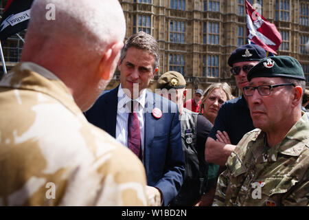 Großbritanniens ehemaliger Staatssekretär für Verteidigung Gavin Williamson mit Veteranen protestierten die Verfolgung der ehemaligen britischen Soldaten für Kriegszeiten Morde an einer Demonstration vor dem Parlament spricht. Die Demonstration zentriert auf dem Laufenden bei dem noch unbenannten'S oldier F', mit zwei Faellen Mord für Tötungen auf Bloody Sunday in Londonderry, Nordirland, 1972. Stockfoto