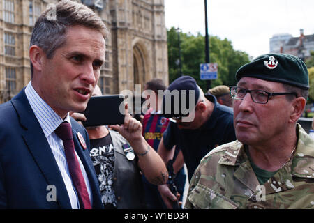 Großbritanniens ehemaliger Staatssekretär für Verteidigung Gavin Williamson mit Veteranen protestierten die Verfolgung der ehemaligen britischen Soldaten für Kriegszeiten Morde an einer Demonstration vor dem Parlament spricht. Die Demonstration zentriert auf dem Laufenden bei dem noch unbenannten'S oldier F', mit zwei Faellen Mord für Tötungen auf Bloody Sunday in Londonderry, Nordirland, 1972. Stockfoto