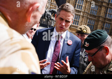 Großbritanniens ehemaliger Staatssekretär für Verteidigung Gavin Williamson mit Veteranen protestierten die Verfolgung der ehemaligen britischen Soldaten für Kriegszeiten Morde an einer Demonstration vor dem Parlament spricht. Die Demonstration zentriert auf dem Laufenden bei dem noch unbenannten'S oldier F', mit zwei Faellen Mord für Tötungen auf Bloody Sunday in Londonderry, Nordirland, 1972. Stockfoto