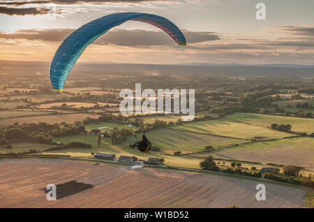 Devils Dyke, Brighton, East Sussex, Großbritannien..1. Juli 2019..Wind von der NNE bringt Gleitschirmflieger zum malerischen Ort im South Downs nördlich von Brighton. . Stockfoto