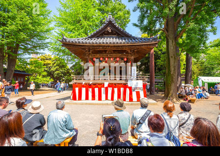 Tokyo, Japan - 29. April 2018: Unbekannter Menschen führen Japanische Ventilator Tanz in Bunkyo Azalea Festival (Tsutsuji Matsuri) an Nezu Schrein Stockfoto