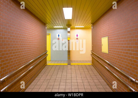 Tokyo, Japan - 29. April 2018: Die japanischen Toiletten in einer U-Bahn Station Stockfoto