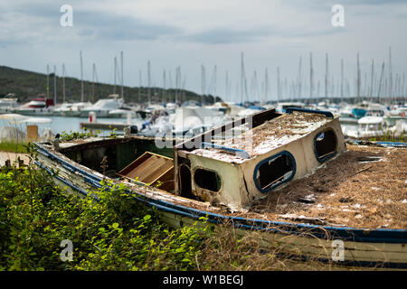 Alten hölzernen Boot liegen in den Büschen an einem sonnigen Tag Stockfoto