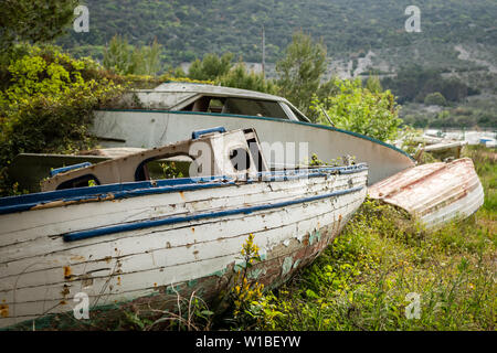 Alten hölzernen Boot liegen in den Büschen an einem sonnigen Tag Stockfoto