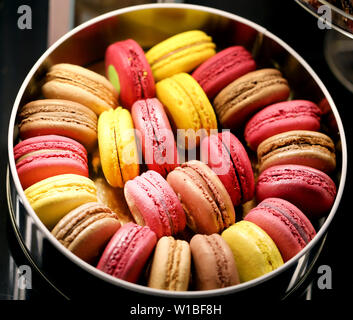 Lecker Makkaroni Cookies in einer Box fotografiert. Stockfoto