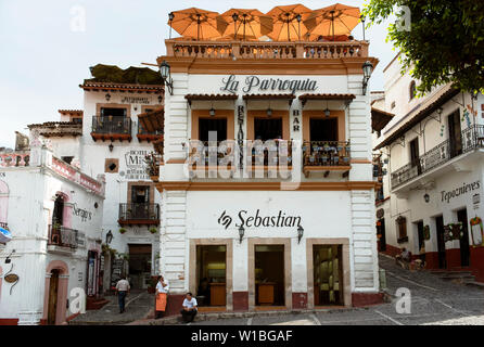 Street View auf dem Zócalo (Hauptplatz) im historischen Zentrum von Taxco, Guerrero, Mexiko. Koloniale Gebäude mit Restaurant und eine Silber shop Stockfoto