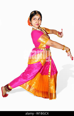 Junge schöne indische Frau Tänzer performing Bharatanatyam klassischer Tanz Körperhaltung auf weißem Hintergrund Stockfoto