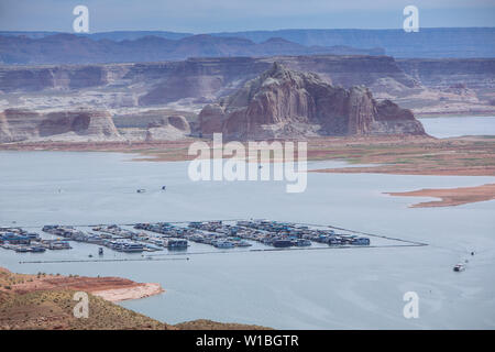 Lake Powell Yachthäfen in der Nähe der Seite aus dem Wahweap übersehen, Arizona, USA Stockfoto