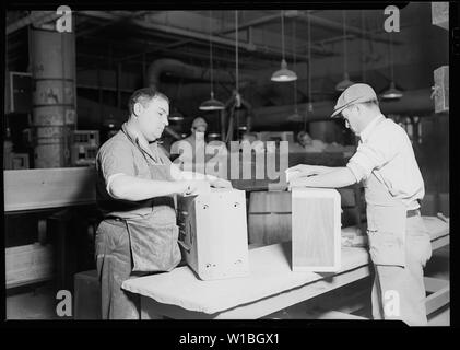 Camden, New Jersey -. RCA Victor. Hand Sanders - Arbeiten auf Schränke. Diese Arbeit ist nicht qualifizierten aufgerufen, erfordert jedoch ein hohes Maß an Kompetenz: das Kabinett könnte leicht durch unvorsichtige Handhabung beschädigt werden. Alle hand Sanders bei RCA haben 12 bis 15 Jahre Erfahrung hatte. Stockfoto