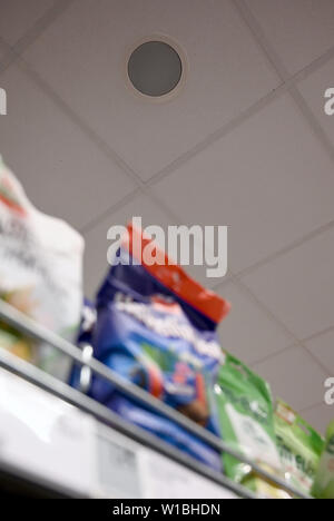 Köln, Deutschland. 24. Juni, 2019. Lautsprecher sind eingebettet in die Decke einer Supermarkt der Handelskonzern Rewe. Hintergrund Musik ist allgegenwärtig in den Supermärkten und Fashion Stores heute. Es ist speziell für den Handel produziert und soll eine Wohlfühlatmosphäre und das Geschäft zu erstellen. Quelle: Henning Kaiser/dpa/Alamy leben Nachrichten Stockfoto