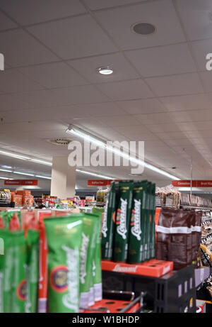 Köln, Deutschland. 24. Juni, 2019. Lautsprecher sind eingebettet in die Decke einer Supermarkt der Handelskonzern Rewe. Hintergrund Musik ist allgegenwärtig in den Supermärkten und Fashion Stores heute. Es ist speziell für den Handel produziert und soll eine Wohlfühlatmosphäre und das Geschäft zu erstellen. Quelle: Henning Kaiser/dpa/Alamy leben Nachrichten Stockfoto