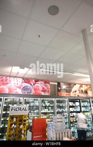 Köln, Deutschland. 24. Juni, 2019. Lautsprecher sind eingebettet in die Decke einer Supermarkt der Handelskonzern Rewe. Hintergrund Musik ist allgegenwärtig in den Supermärkten und Fashion Stores heute. Es ist speziell für den Handel produziert und soll eine Wohlfühlatmosphäre und das Geschäft zu erstellen. Quelle: Henning Kaiser/dpa/Alamy leben Nachrichten Stockfoto