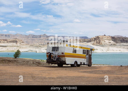 Alte vintage RV in Lone Rock Beach, Lake Powell, Big Water, Utah, USA geparkt Stockfoto