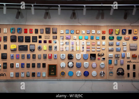 Tokio, Japan. 1. Juli 2019. 230 Modelle von Sony tragbare Audio-Player "Walkman®" sind an der Ginza Sony Park in Tokio für eine Ausstellung 40. Walkman Jubiläum" Walkman® im Park", die durch September 1 am Montag, dem 1. Juli 2019 zu feiern. Der erste Walkman TPS-L2, tragbaren Kassettenrekorder im Juli 1 geboren wurde, 1979. Credit: Yoshio Tsunoda/LBA/Alamy leben Nachrichten Stockfoto