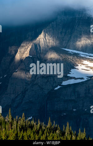 Schatten auf die Felswand auf die Berge in der Ferne in Montana Wilderness Stockfoto