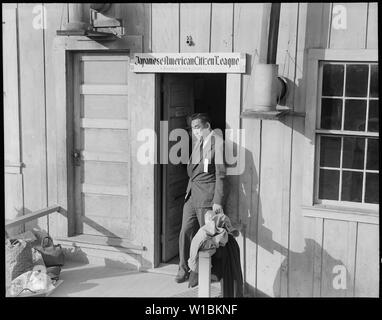 Centerville, Kalifornien. Harry Konda verlässt das Viertel der japanischen amerikanischen Bürger Liga o. . .; Umfang und Inhalt: Der vollständige Titel für dieses Foto lautet: Centerville, Kalifornien. Harry Konda verlässt das Viertel der japanischen amerikanischen Bürger Liga dieser Gemeinde für die letzte Zeit. Er ist an Bord des ersten Busses für die tanforan Sammelstelle zu, welche alle Menschen japanischer Abstammung dieser Gemeinschaft an diesem Tag evakuiert werden. Er trägt seine Kennzeichnung. Stockfoto