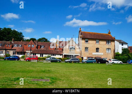 The Coach House Gallery, und Reihenhäuser, aus dem Dorf Grün, Eastbourne, East Sussex, Großbritannien Stockfoto