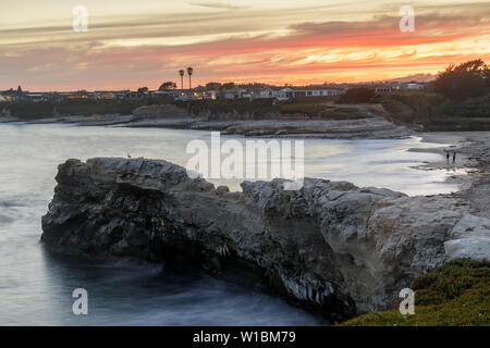 Sommer Sonnenuntergang über Natural Bridges State Beach. Stockfoto