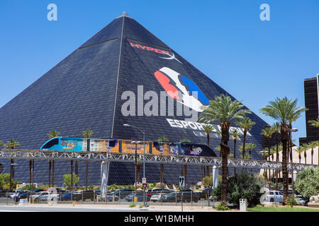 Las Vegas Monorail Straßenbahn vorbei an der Vorderseite des Esports Arena Fassade in Luxor Hotel & Casino, Las Vegas, Nevada, USA Stockfoto