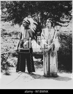 Cherokee Junge und Mädchen in Tracht auf Reservierung, Nord-Carolina, 06/1939 Stockfoto