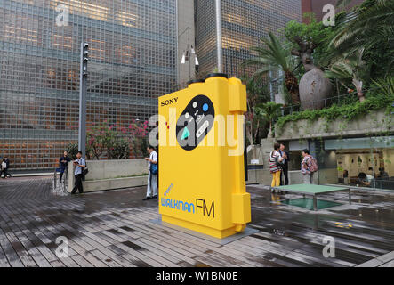 Tokio, Japan. 1. Juli 2019. Ein großes Objekt der Sony portable Audio Player" WALKMAN® WM-F5" an der Ginza Sony Park in Tokio angezeigt wird für eine Ausstellung 40. Walkman Jubiläum" Walkman® im Park", die durch September 1 am Montag, dem 1. Juli 2019 zu feiern. Der erste Walkman TPS-L2, tragbaren Kassettenrekorder im Juli 1 geboren wurde, 1979. Credit: Yoshio Tsunoda/LBA/Alamy leben Nachrichten Stockfoto