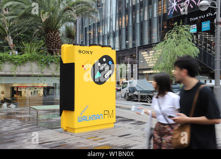 Tokio, Japan. 1. Juli 2019. Ein großes Objekt der Sony portable Audio Player" WALKMAN® WM-F5" an der Ginza Sony Park in Tokio angezeigt wird für eine Ausstellung 40. Walkman Jubiläum" Walkman® im Park", die durch September 1 am Montag, dem 1. Juli 2019 zu feiern. Der erste Walkman TPS-L2, tragbaren Kassettenrekorder im Juli 1 geboren wurde, 1979. Credit: Yoshio Tsunoda/LBA/Alamy leben Nachrichten Stockfoto