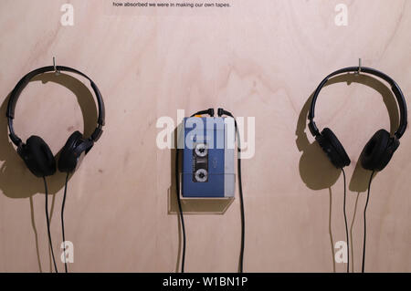 Tokio, Japan. 1. Juli 2019. Das erste Modell von Sony portable Audio Player" Walkman TPS-L2' ist in der Ginza Sony Park in Tokio für eine Ausstellung 40. Walkman Jubiläum" Walkman® im Park", die durch September 1 am Montag, dem 1. Juli 2019 zu feiern. Der erste Walkman TPS-L2, tragbaren Kassettenrekorder im Juli 1 geboren wurde, 1979. Credit: Yoshio Tsunoda/LBA/Alamy leben Nachrichten Stockfoto