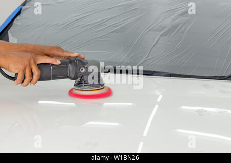 Mann bei der Arbeit Zum polieren, beschichten Autos. Stockfoto