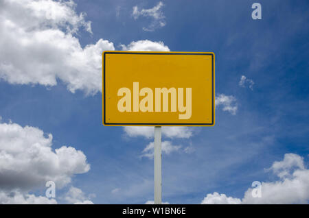 Leere gelbe Schilder auf Himmel Hintergrund. Stockfoto