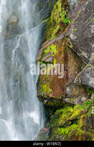 Sehen Sie sich einen Wasserfall am Cascade Point im wunderschönen Knight Inlet, First Nations Territory, Great Bear Rainforest, British Columbia, Kanada an. Stockfoto
