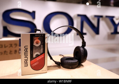 Tokio, Japan. 1. Juli 2019. Eine cassete tape Modell der Sony portable Audio Player" WALKMAN® WM-24' an der Ginza Sony Park in Tokio angezeigt wird für eine Ausstellung 40. Walkman Jubiläum" Walkman® im Park", die durch September 1 am Montag, dem 1. Juli 2019 zu feiern. Der erste Walkman TPS-L2, tragbaren Kassettenrekorder im Juli 1 geboren wurde, 1979. Credit: Yoshio Tsunoda/LBA/Alamy leben Nachrichten Stockfoto