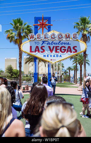 Touristen in eine Warteschlange ein Foto Unter' nehmen Willkommen im fabelhaften Las Vegas'-Zeichen, Las Vegas, Nevada, USA Stockfoto