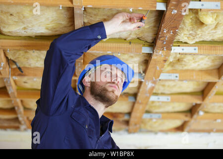 Arbeitnehmer Dachdecker builder Arbeiten am Dach Stockfoto