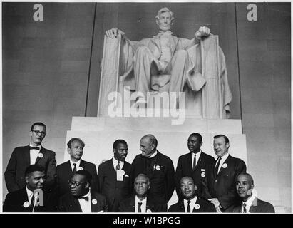 Die bürgerlichen Rechte Marsch auf Washington, D.C. [Führer der März vor der Statue von Abraham Lincoln, Lincoln Memorial.] Posing; Umfang und Inhalt: Abgebildet sind: (L-R) Direktor des Nationalen Katholischen Konferenz für Interracial Gerechtigkeit Matthew Ahmann, Rabbi Joachim Prinz, Student Nonviolent Coordinating Committee (SNCC) Führer John Lewis, evangelischer Pastor Eugene Carson Blake, Kongress der Gleichbehandlung ohne Unterschied der Rasse (CORE) leader Floyd McKissick, und gewerkschaftlichen Führer Walter Reuther; (L-R) National Urban League executive Director Whitney Jungen, Vorsitzender der Demonstration Committ Stockfoto