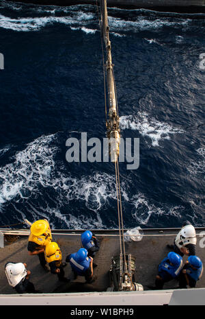 190616-N-DX 072-1351 CORAL SEA (16. Juni 2019) Matrosen an Bord des amphibious Transport dock Schiff USS Green Bay (LPD 20) eine Betankung von der Military Sealift Command flotte Auffüllung öler USNS Rappahannock (T-AO 204) während einer Nachlieferung erhalten-auf-See. Green Bay, Teil der Wasp amphibischen bereit, Gruppe, mit Eingeschifft 31 Marine Expeditionary Unit (MEU), ist die in der indopazifischen Region Interoperabilität mit Partnern zu verbessern und dienen als ready-Response Force für jede Art von Kontingenz. (U.S. Marine Foto von Mass Communication Specialist 2. Klasse Anaid Bañuelos Rodriguez) Stockfoto