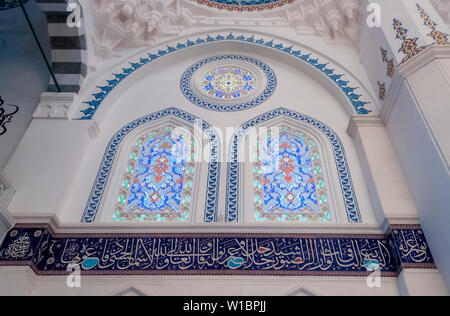 Tokyo - 26. August 2018: Innenraum oder Tokio Tokio Camii Moschee. Im osmanischen Stil Moschee und türkische Kultur Zentrum dient muslimischen Gemeinschaft. Stockfoto