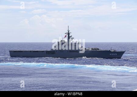 190608-N-DX 072-1013 philippinischen Meer (8. Juni 2019) Die Japan Maritime Verteidigung-kraft (JMSDF) Ōsumi-Klasse amphibious Transport dock Schiff JS Kunisaki (LST 4003) Transits mit der JMSDF Hyūga-Klasse Hubschrauber Zerstörer JS Ise (DDH182), die amphibious Transport dock Schiff USS Green Bay LPD (20) und den Amphibischen dock Landung Schiff USS Ashland (LSD 48) Während eines bilateralen transit Partnerschaft auszutauschen. Green Bay ist unterwegs die Durchführung von Routineaufgaben als Teil der Wasp Amphibious Ready Group (ARG) in den USA 7 Flotte Bereich der Operationen. (U.S. Marine Foto von Mass Communication Specialist 2. Stockfoto